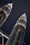 Petronas Twin Towers di notte: sono, obiettivamente, uno spettacolo imperdibile. La loro sagoma è esaltata da un'illuminazione che le rende come disegnate nel cielo di Kuala Lumpur. ...