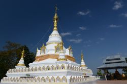 Phra That Chom Kitti a Mae Sariang, Thailandia. Si tratta di un importante luogo di culto che contiene alcune reliquie del Buddha. Lo stile architettonico è simile a quello degli stupa. ...