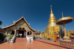 Phra That Hariphunchai Temple (Wat Phra That Hariphunchai) a Lamphun, Thailandia. Questo tempio buddista ha origini che risalgono all'XI° secolo anche se si pensa che lo stupa centrale ...