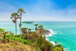 Phromthep Cape dall'alto, Phuket, Thailandia: conosciuto anche come Laem Phromthep, questo promontorio roccioso è uno dei punti panoramici più visitati di Phuket. Prende il ...