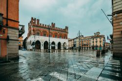 Piacenza durante il Coronavirus: Piazza Cavalli deserta per la quarantena, sotto la pioggia. - © Luca Gionelli / Shutterstock.com