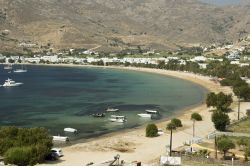 Spiaggia di Livadi, città porto di Serifos, Grecia. Una delle calette più suggestive dell'isola greca dove attraccano anche le imbarcazioni - © Georgios Alexandris / Shutterstock.com ...