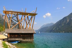 Piattaforma panoramica Aussichtsturm sul lago Achensee a Pertisau, Austria - Con i suoi 133 metri di profondità e i quasi dieci chilometri di lunghezza, l'Achensee è il più ...