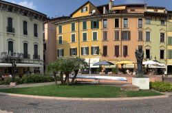 Piazza a Salò, Lombardia. Passeggiando per il comune lombardo si possono scoprire interessanti angoli da fotograre - © Khirman Vladimir / Shutterstock.com 