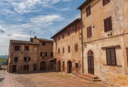 Una piazza acciottolata su cui si affacciano antichi edifici nella città di Certaldo, Toscana, Italia - © Remizov / Shutterstock.com