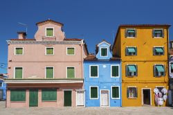 Piazza Baldassarre Galuppi: l'unica piazza dell'isola di Burano - questa splendida piazza, caratterizzata dai tipici colori sgargianti delle case di Burano, è dedicata a uno dei ...