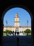 Piazza Bentivoglio a Gualtieri fotografata dal municipio, sullo sfondo la Torre dell'Orologio (Emilia Romagna).
