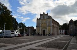 Piazza Castello nel centro di Solferino e la Chiesa di San Nicola, provincia di Mantova