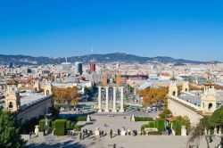 Piazza Catalunya a Barcellona, Spagna. Con la sua superficie di 50 mila metri quadrati, è la piazza più centrale e importante della città: costruita nel 1927 dall'architetto ...