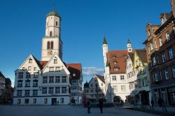 Piazza centrale di Biberach an der Riss, Germania - Palazzi antichi e case a graticcio si affacciano sulla principale piazza di questa bella cittadina a sud della Germania, nell'Alta Svevia
 ...