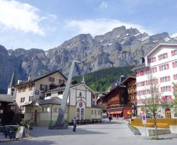 La piazza centrale di Leukerbad, Svizzera. Dorfplatz, questo il nome della piazza, è stata inaugurata l'11 ottobre del 2003 - © ValeStock / Shutterstock.com