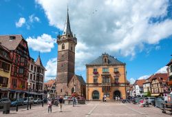Piazza centrale di Obernai, il bel borgo dell'Alsazia in Francia - © Sergey Kelin / Shutterstock.com 