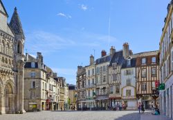 Piazza Charles de Gaulle con palazzi storici in una giornata di sole (Francia)  - © Walencienne / Shutterstock.com