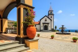 Piazza con Chiesetta dell'Isola di Madeira (Portogallo) - Essendo Madera conosciuta in tutto il mondo anche per il Flower Festival, le sue piazze riflettono tutto il buon gusto della primavera, ...