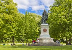 Piazza Colbert con il monumento a Jean-Baptiste Colbert a Reims, Francia. La scultura dedicata al politico e economista francese è stata realizzata da Eugene Guillaume nel 1860 - © ...