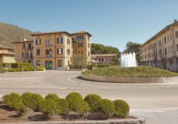 Una piazza con fontana nel centro di Sarnico, provincia di Bergamo - © Walencienne / Shutterstock.com