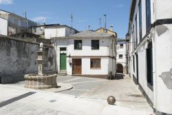 Piazza con fontana nel centro storico di Ribadeo in Spagna (Galizia)