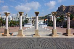 Piazza con fontana nella marina di Alicante, Spagna.

