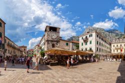 Piazza d'Armi a Cattaro, Montenegro. La più grande piazza di questa città del Montenegro ospita la Torre dell'Orologio, il Palazzo Ducale, l'edificio dell'Arsenale, ...