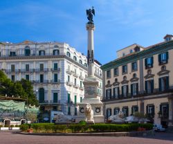 Piazza dei Martiri a Napoli, uno dei luoghi della fiction L'Amica Geniale della RAI - © Yevgen Belich / Shutterstock.com