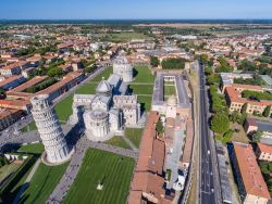 Piazza dei Miracoli vista dall'elicottero, Pisa, Toscana. Soprannominata "dei Miracoli" dal poeta Gabriele D'Annunzio, questa piazza accoglie quattro capolavori di arte monumentale ...