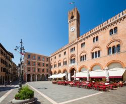 Piazza dei Signori a Treviso, Veneto. E' il cuore pulsante della città con il palazzo dei Trecento e quello del Podestà con la torre civica.
