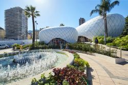 Piazza del Casinò a Monte Carlo, Principato di Monaco. Il Futuristic Fashion Complex è stato progettato dagli architetti Richard Martinet e Chérif Jahlan: le strutture a ...