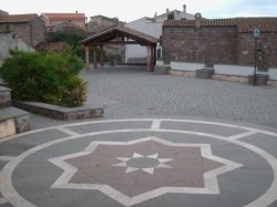 Una piazza del centro della citadina di Neoneli, nel centro della Sardegna, in provincia di Oristano- © wikimapia.org