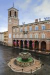 La Piazza del Comune a Fabriano con la fontana Sturinalto e il Palazzo Comunale