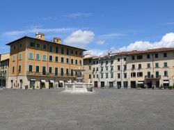 Piazza del Duomo a Prato, Toscana. E' la piazza principale della città nonché cuore religioso per la presenza della cattedrale dedicata a Santo Stefano. E' area pedonale.
 ...