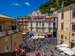 Piazza del Duomo in una giornata di sole a Amalfi, Campania. Un suggestivo scorcio del piazzale antistante il duomo cittadino visto dalla scalinata che accompagna all'edificio religioso. ...