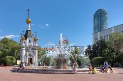 Piazza del Lavoro a Ekaterinburg con la fontana del fiore di pietra (1960, architetto Pyotr Demintsev) e la chiesetta di Santa Caterina (1987-1988, architetto Alexander Dolgov) - © Mikhail ...