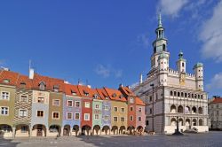 Piazza del Mercato Vecchio, cuore di Poznan, Polonia - E' da sempre uno dei simboli di questa città del centro ovest della Polonia. Osservando Stary Rynek con i suoi edifici e palazzi ...