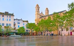 Piazza del Mercato a Bastia, Corsica. Una desolata Place du Marché dopo la pioggia. Le guglie della chiesa di St. Jean Baptiste si riflettono sulla pavimentazione bagnata - © eFesenko ...