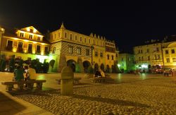 Piazza del Mercato by night nel cuore di Tarnow, Polonia. In estate si trasforma nel luogo di ritrovo per cittadini e turisti - © Lukasz Siekierski / Shutterstock.com