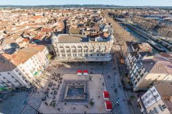 Piazza del Municipio a Narbona vista dal Gilles Aycelin Dungeon, Occitania, Francia. Alta 41 metri, questa torre con pianta quadrata offre una suggestiva vista panoramica sulla città ...