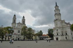 La Piazza del Municipio (Rotuses aikste) a Kaunas. Sulla sinistra la Chiesa di San Francesco Saverio e sulla destra il Municipio della città