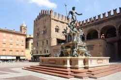 Piazza del Nettuno a Bologna, con l'opera del Gianbologna