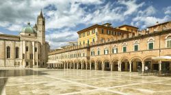 Una suggestiva veduta di Piazza del Popolo a Ascoli Piceno, Marche, Italia. Definita spesso come il salotto della città, è il luogo in cui gli ascolani si incontrano per passeggiare ...