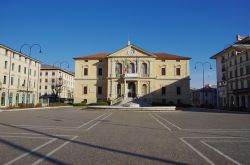 Piazza del Popolo a Vittorio Veneto, provincia di Treviso: ospita il Comune e il monumento alla Prima Guerra Mondiale - © Alessandro Zappalorto / Shutterstock.com