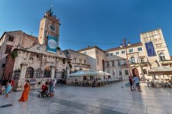 Piazza del Popolo a Zara, Croazia. Realizzata in epoca medievale come Plateau Magna, piazza principale, quest'area cittadina rappresenta il centro della vita civile di Zadar. Nel corso del ...