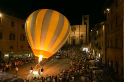 Piazza del Popolo con Mongolfiera durante il Todi Festival in Umbria - © Buffy1982 / Shutterstock.com