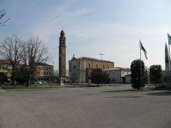 Piazza del Popolo e la chiesa di Sant'Andrea Apostolo a Pontelongo  - © Threecharlie, CC BY-SA 4.0, Wikipedia