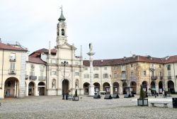 Fotografia panoramica di Piazza dell'Annunziata a Venaria Reale, Torino (Piemonte) - Sontuosa e raffinata nonostante rifletta completamente lo spirito barocco più eccessivo, questa ...