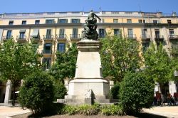 Girona: la statua ai "Defensores de Girona" contro l'assedio francese situata in Plaza Independencia. La scultura risale al XIX secolo ed è opera di Antoni Parrera - foto ...