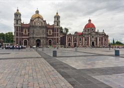 La piazza antistante la Basilica di Nostra Signora di Guadalupe a Città del Messico. Ospita l'effige della Virgen de Guadalupe ed è uno dei più importanti siti di pellegrinaggio ...