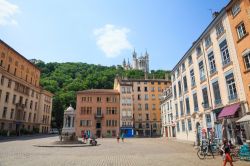 Piazza della Cattedrale e collina di Fourviere ...