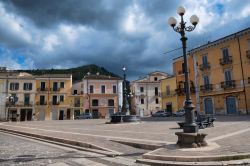 Piazza della Libertà a Popoli, Abruzzo, con la fontana centrale. Si chiama fontana dei Mascheroni: venne eretta agli inizi del Novecento.



