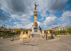 Piazza della Libertà a San Salvador, El Salvador, Centro America. Situata nel cuore della capitale, questa bella piazza è una delle attrazioni turistiche più famose del ...