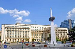 Piazza della Rivoluzione si trova in centro a Bucarest, la capitale della Romania. - © ncristian / Shutterstock.com